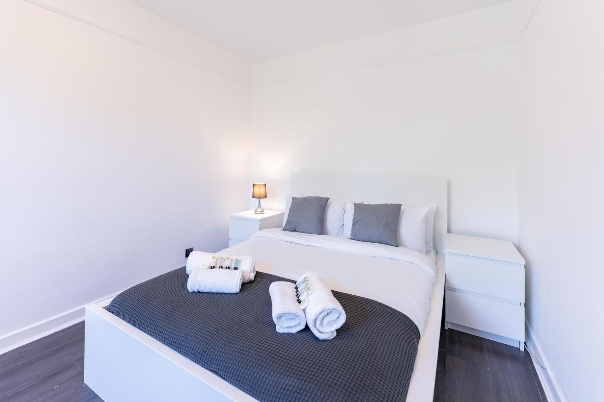 Luxury 3 Bedroom Flat With Balcony In Westbourne Park London Exterior photo